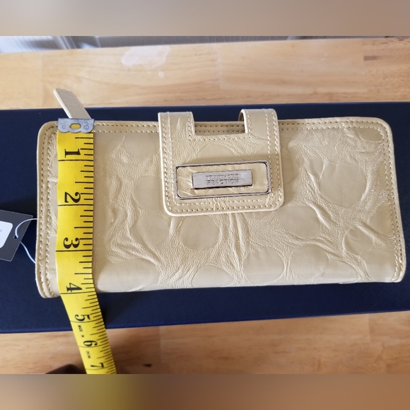 Kenneth Cole Reaction Clutch - Picture 6 of 6